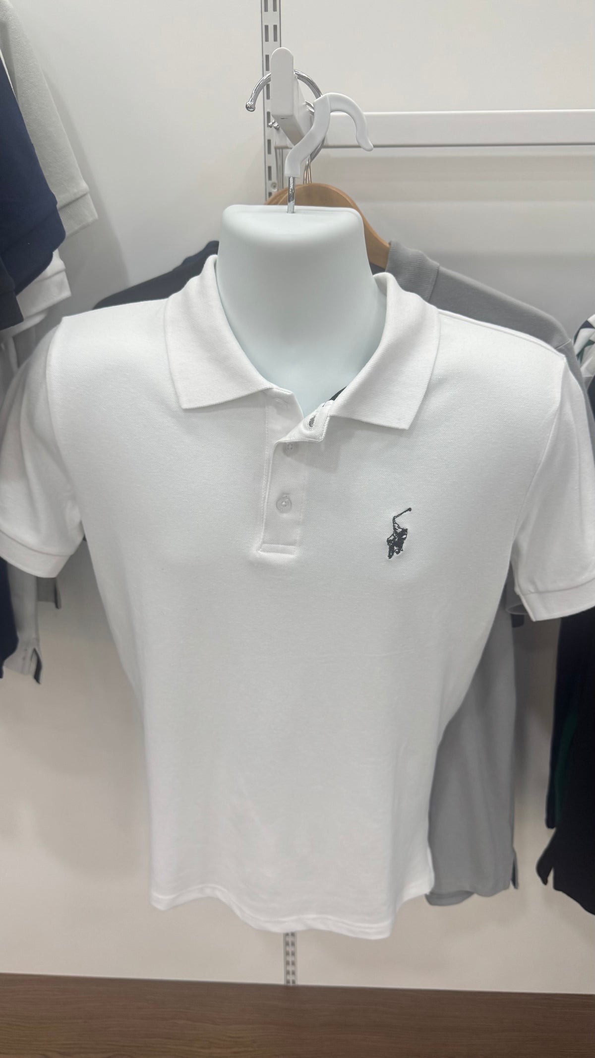 Camisa Polo Club Alexander Smith Blanco. NK28