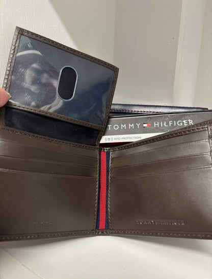 Billetera Para Hombre Marca Tommy Hilfiger Café US09