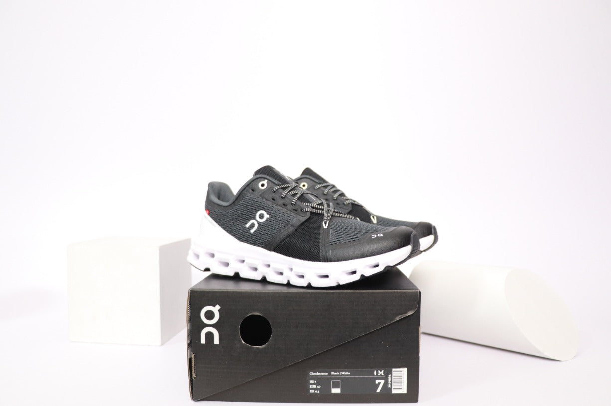 Tenis Casual On-Cloud Dama / Negro-Blanco   Z12