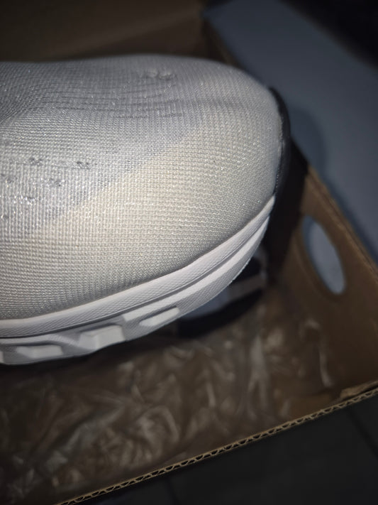 OUTLET 50 /Tenis Deportivo  On-Cloud / Blanco
